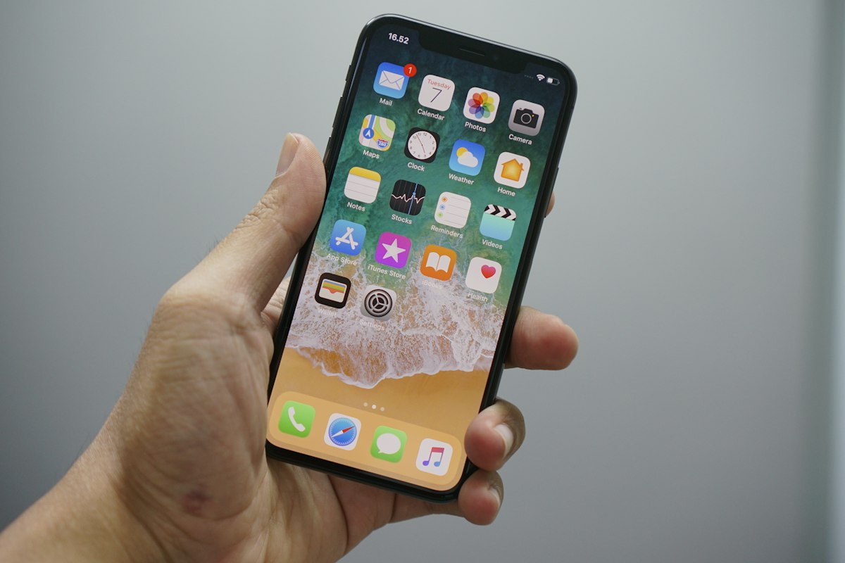 Как во времена первых «Айфонов»: старт продаж iPhone Duo собрал у магазинов Apple большие очереди